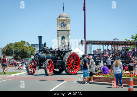 Lokomobile bei Feilding, Manawatu, North Island, Neuseeland. Clock Tower hinter sich. Stockfoto