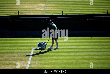 Ground-Staff außen Gerichte bereiten vor Tag vier der Wimbledon Championships in der All England Lawn Tennis und Croquet Club, Wimbledon. Stockfoto