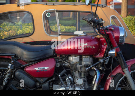 Motorrad und Seitenwagen, Abenteuer, Kunst, Kultur und Unterhaltung, Biker, Royal Enfield Bullet, Zyklus, Fahren, Motor, England, Stockfoto