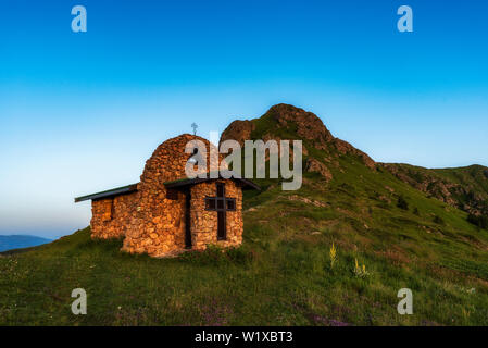 Heilige Dreifaltigkeit Stein Kapelle im Alten Berg, in der Nähe der Echo-Hütte. Central Balkan National Park in Bulgarien Stockfoto