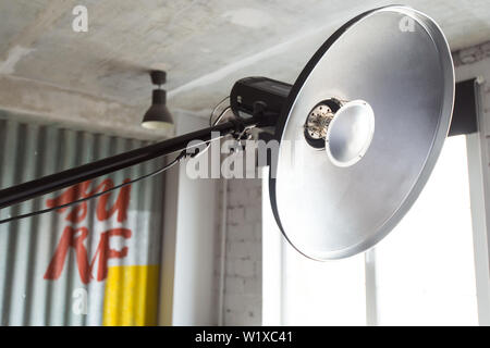 Nizhniy Novgorod, Russland - 24. März 2017: Studio 2.8. Licht auf dem Stativ in das Innere des Studio. Stockfoto