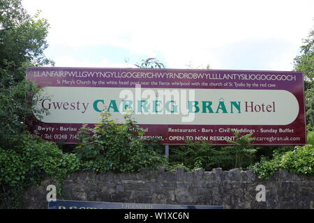 Llanfairpwllgwyngyllgogerychwyrndrobwllllantysiliogogog ist ein walisisches Dorf auf Anglesey mit dem längsten Namen in Großbritannien mit 58 Zeichen Stockfoto