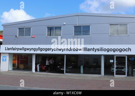 Llanfairpwllgwyngyllgogerychwyrndrobwllllantysiliogogog ist ein walisisches Dorf auf Anglesey mit dem längsten Namen in Großbritannien mit 58 Zeichen Stockfoto