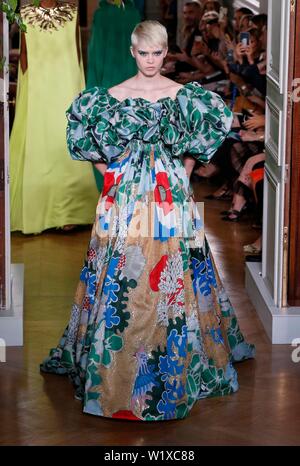 Paris, Frankreich. 3. Juli 2019. Ein model präsentiert eine Kreation von Valentino's Herbst/Winter 2019/20 Haute Couture in Paris, Frankreich, 3. Juli 2019. Credit: Piero Biasion/Xinhua/Alamy leben Nachrichten Stockfoto