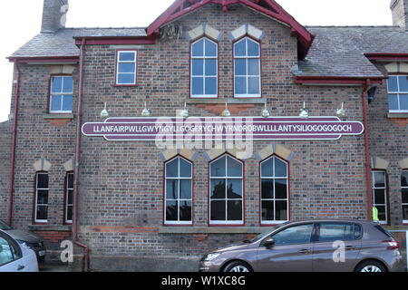 Llanfairpwllgwyngyllgogerychwyrndrobwllllantysiliogogog ist ein walisisches Dorf auf Anglesey mit dem längsten Namen in Großbritannien mit 58 Zeichen Stockfoto