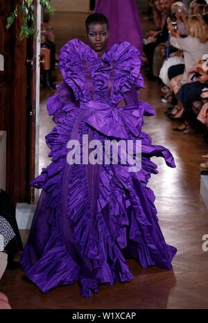 Paris, Frankreich. 3. Juli 2019. Ein model präsentiert eine Kreation von Valentino's Herbst/Winter 2019/20 Haute Couture in Paris, Frankreich, 3. Juli 2019. Credit: Piero Biasion/Xinhua/Alamy leben Nachrichten Stockfoto