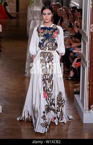 Paris, Frankreich. 3. Juli 2019. Ein model präsentiert eine Kreation von Valentino's Herbst/Winter 2019/20 Haute Couture in Paris, Frankreich, 3. Juli 2019. Credit: Piero Biasion/Xinhua/Alamy leben Nachrichten Stockfoto