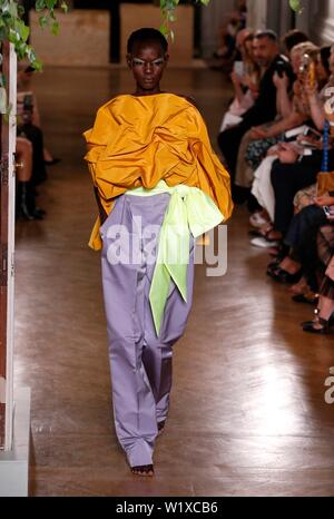 Paris, Frankreich. 3. Juli 2019. Ein model präsentiert eine Kreation von Valentino's Herbst/Winter 2019/20 Haute Couture in Paris, Frankreich, 3. Juli 2019. Credit: Piero Biasion/Xinhua/Alamy leben Nachrichten Stockfoto