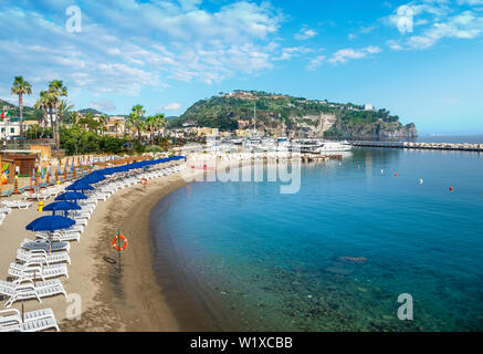 Landschaft mit Strand von Lacco Ameno, an der Küste der Insel Ischia, Italien Stockfoto