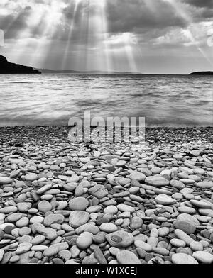 Kiesstrand und Loch Kanaird, Ardmair, in der Nähe von Ullapool, Wester Ross, Highland, Schottland. Stockfoto