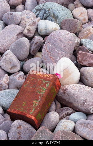 Rostige Öl kann am Kieselstrand, Stoer Halbinsel, Assynt, Sutherland, Highland, Schottland Stockfoto