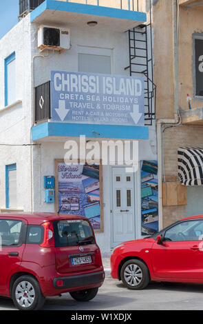 Ierapetra, Kreta, Griechenland. Juni 2019. Die Insel Chrissi Buchungsbüro für Bootsfahrten auf der Insel von Ierapetra entfernt. Stockfoto