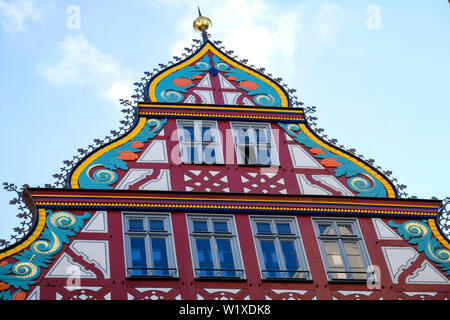 21.10.2018, Frankfurt am Main, Hessen, Deutschland - Frankfurter Dom, Giebel auf der Seite der Fassade der rekonstruierten Haus Zur goldenen Waage auf der s Stockfoto