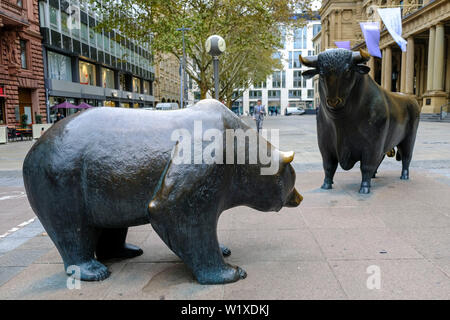 22.10.2018, Frankfurt am Main, Hessen, Deutschland - Bär und Bulle auf der Boersenplatz vor der Börse in Frankfurt am Main, zwei Skulpturen aus Bronze b Stockfoto