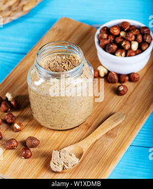 Haselnuss Butter auf Holz- Hintergrund Stockfoto