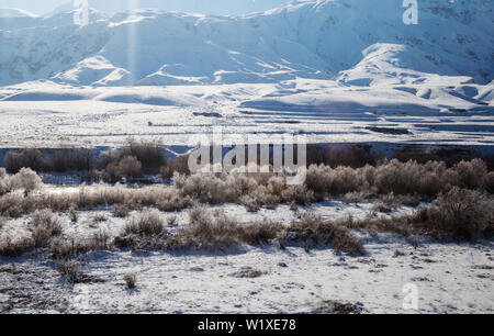 Verschneite Landschaft aus dem Zugfenster, Hintergrund Stockfoto