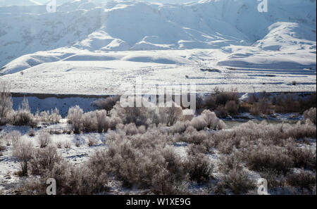 Verschneite Landschaft aus dem Zugfenster, Hintergrund Stockfoto