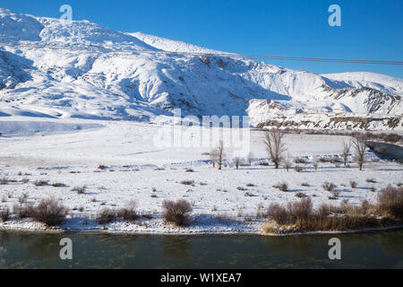 Verschneite Landschaft aus dem Zugfenster, Hintergrund Stockfoto