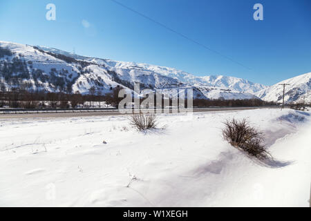 Verschneite Landschaft aus dem Zugfenster, Hintergrund Stockfoto