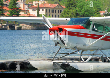 Rote Wasserflugzeug oder Wasserflugzeug vertäut am Comer See. Stockfoto