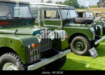 Restaurierte grüne Land Rover Serie 1 88' 1957 4X4 von der Serie Eins 107' LWB Kombi 1958 geparkt - Klassische Fahrzeug zeigen, Burley in Bösingen, England Stockfoto