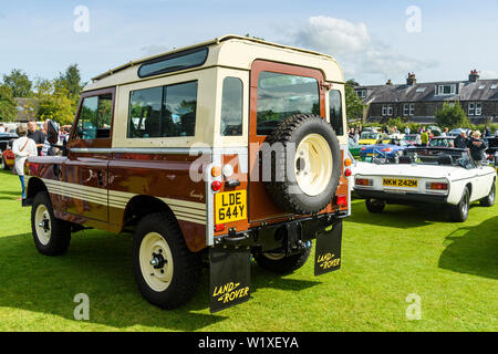 Iconic Serie Land Rover auf dem Display geparkt (Kupferbraun 1982 Serie 3 County Station Wagon) - Klassische Fahrzeug zeigen, Burley in Bösingen, England, Großbritannien Stockfoto