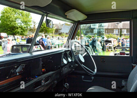 Innenansicht der legendären Land Rover (1982 Serie 3 County Station Wagon) & Besucher zur klassischen Fahrzeug zeigen darüber hinaus - Burley in Bösingen, England, UK. Stockfoto