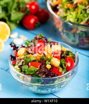 Frische gemischte Gemüse Salat in eine Schüssel geben. Stockfoto