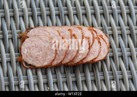 Nahaufnahme der Niederländischen Bratwurst "grilleworst' auf hölzernen Tisch Hintergrund Stockfoto