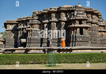 Stone Carvings auf halebid Hoysaleswara Jain Tempel, Dwarasamudra (Tor zur See), Halebidu, Hassan, Karnataka, Indien Stockfoto