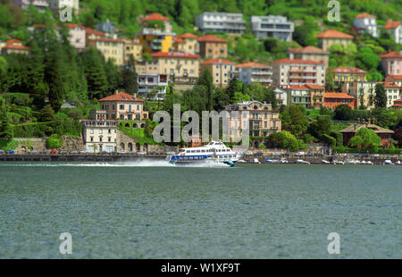 High-speed sightseeing Schiff segelt am Comer See in Italien. Stockfoto