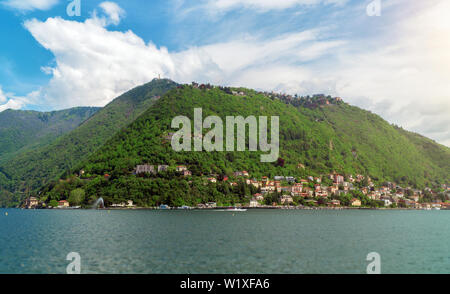 Brunate Bergblick vom Comer See. Stockfoto