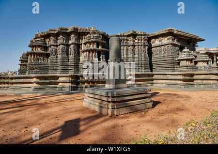 Stone Carvings auf halebid Hoysaleswara Jain Tempel, Dwarasamudra (Tor zur See), Halebidu, Hassan, Karnataka, Indien Stockfoto