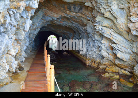 Meer Tunnel in einen Berg. Turunc Marmaris, Mugla Terench Stockfoto