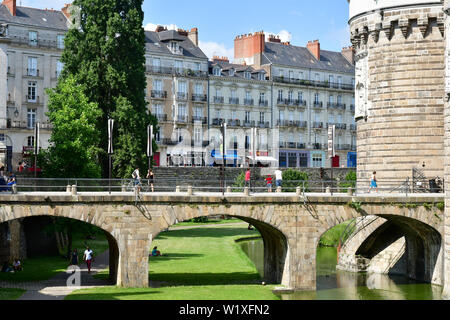 Nantes (Frankreich): Immobilien, Immobilien rund um das Schloss der Herzöge der Bretagne. Rasen und Brücke des Schlosses s Wassergräben und Übersicht Stockfoto