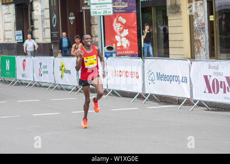 DNIPRO, UKRAINE - 26. MAI 2019: Kenianische Sieger (Bernard Cheruiyot Sang), die auf einem Dmytra Yavornitskoho Avenue während des 'Interipe Dnipro Hälfte M Stockfoto