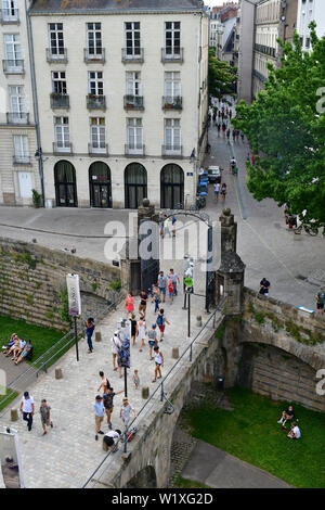 Nantes (Frankreich): Immobilien, Immobilien rund um das Schloss der Herzöge der Bretagne. Brücke zum Schloss und Übersicht über buildi Stockfoto