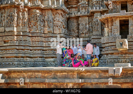 Familie Abbildung zu unglaublichen Halebid Hoysaleswara Jain Tempel, Hassan, Karnataka, Indien Stockfoto