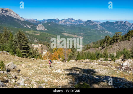 Junge Frau mit Rucksack zu Fuß der Lykische Weg Wanderweg an der Mittelmeerküste in der Türkei. Stockfoto