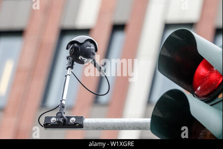 Hamburg, Deutschland. 04. Juli, 2019. Eine Wärmebildkamera beobachtet eine Kreuzung. Bis Ende 2020, 2000 von ihnen sind anonyme Daten in Echtzeit über die aktuelle Verkehrslage in Hamburg zur Verfügung zu stellen. Quelle: Markus Scholz/dpa/Alamy leben Nachrichten Stockfoto