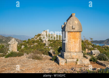 Die Lykischen Gräber in Kalekoy oder Simena, liegend auf einer Lykischen Weg trekking Route an der Mittelmeerküste der Türkei Stockfoto