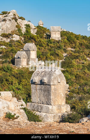 Die Lykischen Gräber in Kalekoy oder Simena, liegend auf einer Lykischen Weg trekking Route an der Mittelmeerküste der Türkei Stockfoto