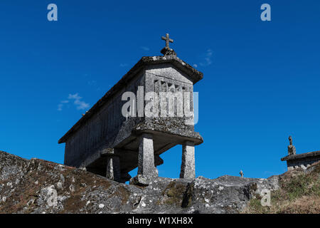 Ansicht der Getreidespeicher (espigueiros) im historischen Dorf Soajo, Portugal. Stockfoto