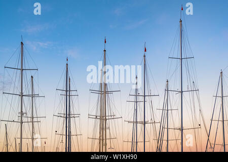 Yachtcharter Masten in der Dämmerung Himmel Hintergrund Stockfoto