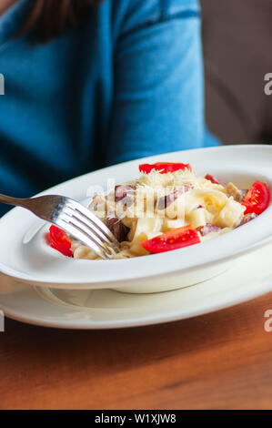 Cremige Carbonara Nudeln in eine weiße Platte Stockfoto