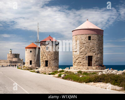 Die drei restlichen Windmühlen, dachte ursprünglich bis zum 14. Wurden, auf dem Wave Breaker von Mandraki Hafen in Rhodos Griechenland. Stockfoto