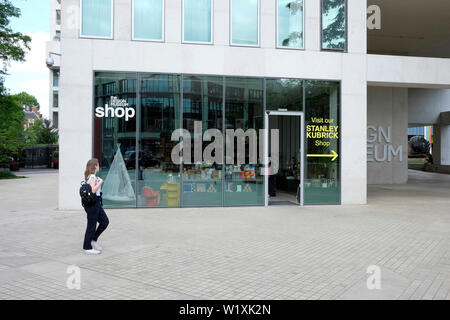 Ein Blick auf das Design Museum Shop, High Street Kensington, London Stockfoto