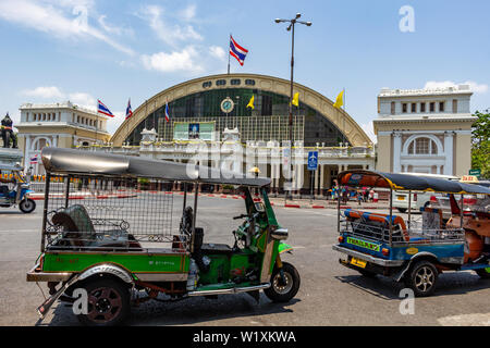 Bangkok, Thailand - 14 April, 2019: Tuk Tuk Taxis vor dem Hauptbahnhof Hua Lamphong Stockfoto