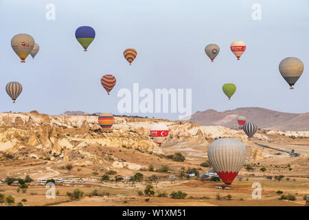 Mit dem Heißluftballon über berühmten Felsformationen Landschaft von Kappadokien, Türkei Fliegen Stockfoto