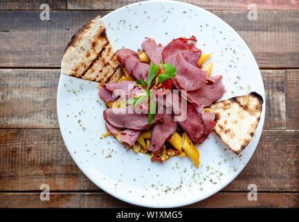 Nudeln mit getrocknetem Fleisch und Gemüse Stockfoto